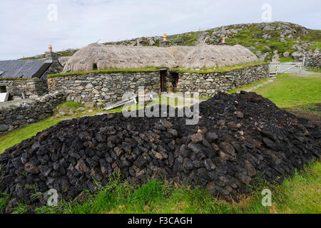 Traditionelle Blackhouse Cottage und Torf liefern im Gearrannan Blackhouse Village auf der Isle of Lewis in äußeren Hebriden Schottland Stockfoto