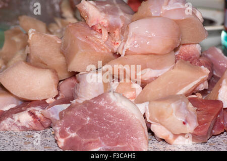 rohe Fleisch wird durch Scheiben für die Zubereitung von verschiedenen Speisen geschnitten. Stockfoto