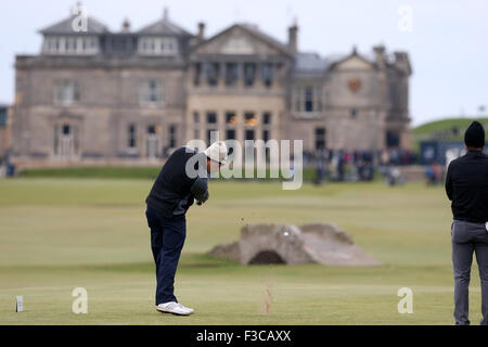 St. Andrews, Schottland. 4. Oktober 2015. Alfred Dunhill Links Golf. Florian Fritsch Laufwerke vom 18. Abschlag Credit: Action Plus Sport/Alamy Live News Stockfoto