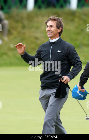 St. Andrews, Schottland. 4. Oktober 2015. Alfred Dunhill Links Golf. Thorbjorn Olesen nach durchlöchern die gewinnende Putt Credit: Action Plus Sport/Alamy Live News Stockfoto