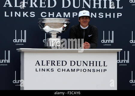 St. Andrews, Schottland. 4. Oktober 2015. Alfred Dunhill Links Golf. Thorbjorn Olesen mit dem Dunhull Links Trophy Kredit: Action Plus Sport/Alamy Live News Stockfoto