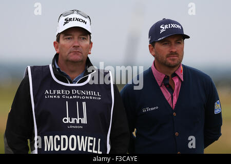 St. Andrews, Schottland. 4. Oktober 2015. Alfred Dunhill Links Graeme McDowell und Caddie Ken Comboy auf dem 15. Fairway Credit: Action Plus Sport/Alamy Live News Stockfoto