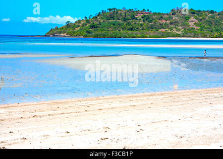 schöne Andilana Beach Algen im Indischen Ozean Madagaskar Sand Insel Himmel und Rock Bergler Stockfoto