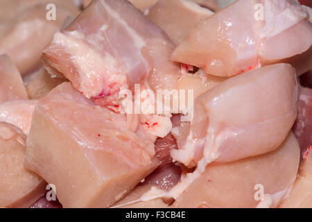 rohe Fleisch wird durch Scheiben für die Zubereitung von verschiedenen Speisen geschnitten. Stockfoto