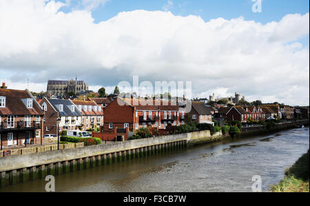 Unterkünfte mit Blick auf den Fluss Arun in Arundel mit dem Schloss und Kathedrale im Hintergrund UK Stockfoto