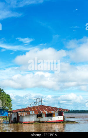 Schwimmende Hütte auf dem Amazonas in Tamshiyacu in der Nähe von Iquitos, Peru Stockfoto
