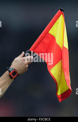 Ein Linienrichter Fahne durch einen Schiedsrichterassistenten bei einem Fußballspiel. Stockfoto
