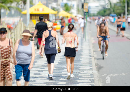 RIO DE JANEIRO, Brasilien - 20. Februar 2013: Aktive Bewohner nehmen an der Strand Promenade für Erholung am Strand von Ipanema. Stockfoto