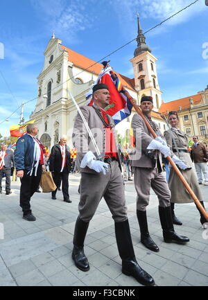 Brno, Tschechische Republik. 3. Oktober 2015. Einige 400 Personen nahmen Teil an einer Demonstration durch die Stadt und ein Treffen am Grab des Jobst, Markgraf von Mähren, in St. Thomas Church innerhalb des Tages für Mähren in Brünn, Tschechische Republik, 3. Oktober 2015. © Igor Zehl/CTK Foto/Alamy Live-Nachrichten Stockfoto