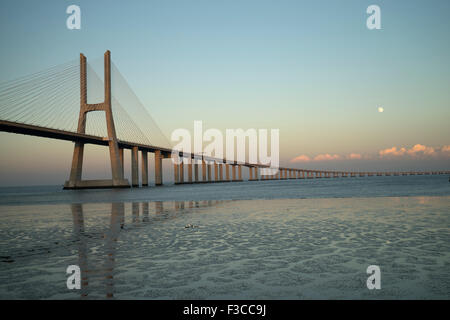 Vasco da Gama Bridge bei Sonnenuntergang, Lissabon, Portugal -1 Stockfoto