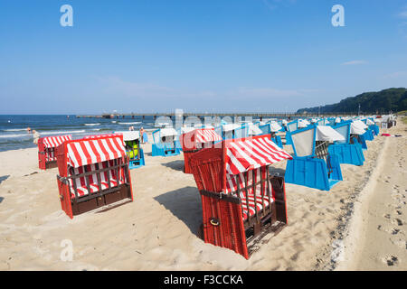 Traditionellen Strandkorb Strandkörbe am Strand von Göhren auf der Insel Rügen in Deutschland Stockfoto