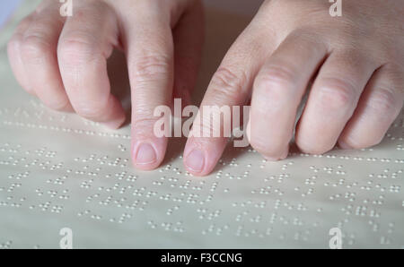 Blinde Frau Buch geschrieben in Braille-Schrift Stockfoto