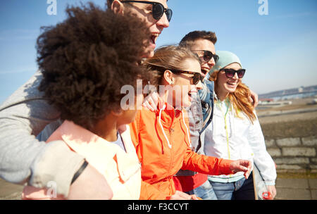 lächelnden Freunde in Sonnenbrille lachend auf Straße Stockfoto