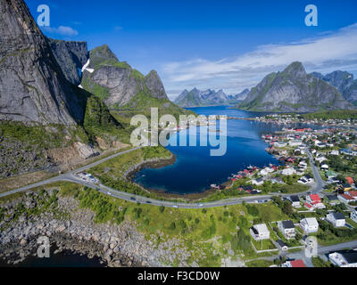 Malerische Luftaufnahme der Reine und umliegenden Fjorde und Berge auf Lofoten in Norwegen Stockfoto