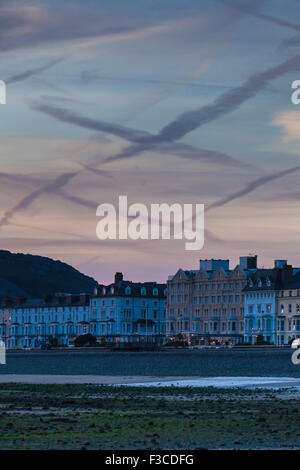 Kreuze am Himmel über Llandudno bei Tagesanbruch Stockfoto