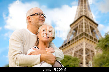gerne älteres paar über Paris Eiffelturm Stockfoto