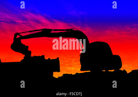 Silhouette Bagger Kipper LKW Kipper im Sandkasten auf Sonnenuntergang laden Stockfoto