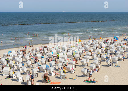 Viele traditionelle Strandkorb Strandkörbe am Strand von Sellin Resort auf der Insel Rügen, Mecklenburg-Vorpommern, Deutschland Stockfoto