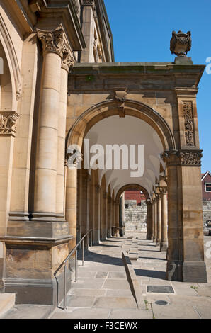 Portikus und Säulen Säuleneingang zur Außenansicht der Kunstgalerie im Sommer York North Yorkshire England UK Vereinigtes Königreich GB Großbritannien Stockfoto