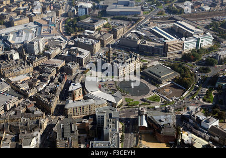 Luftaufnahme von Bradford Stadtzentrum, Rathaus, Mirror Pool & Stadtpark. West Yorkshire UK Stockfoto