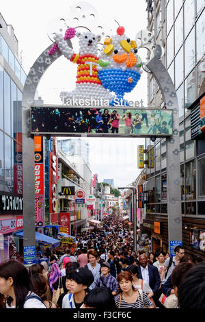 Sehr überfüllten Fußgängerzone Einkaufsstraße Takeshita auf trendige Harajuku Bezirk von Tokio Japan Stockfoto