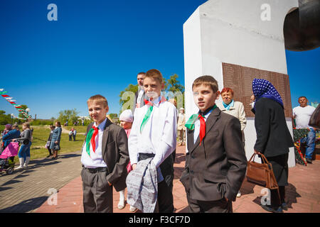 Dobrush (Region Gomel), BELARUS - 9. Mai 2014: unbekannten weißrussischen Schülerinnen und Schüler auf den Tag des Sieges im großen Pat parade Stockfoto