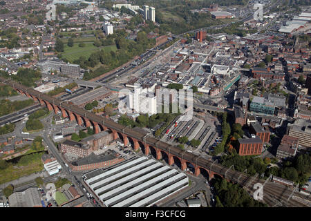 Luftbild von Stockport Stadtzentrum und berühmten Eisenbahn-Viadukt, UK Stockfoto