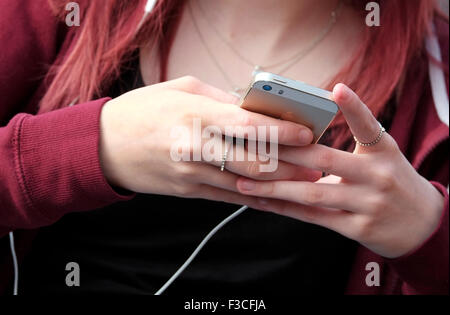 junge weibliche Jugendliche mit Handy Stockfoto