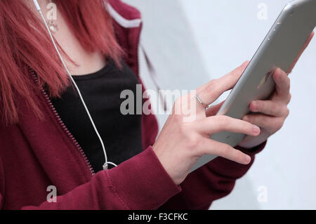 junge weibliche Teenager mit Ipad tablet Stockfoto