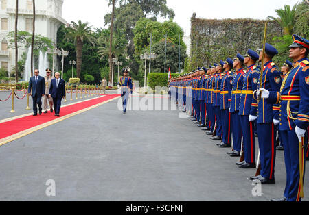 Kairo, Ägypten. 4. Oktober 2015. Der ägyptische Präsident Abdul Fattah al-Sisi trifft mit tunesischen amtierenden in Kairo am 4. Oktober 2015 © ägyptische Präsident Büro/APA Bilder/ZUMA Draht/Alamy Live News Stockfoto