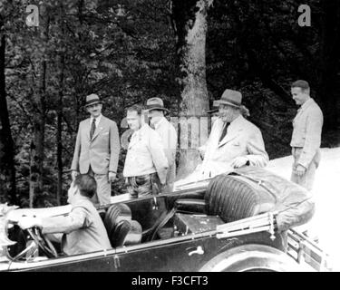 Nazi-Hierarchie auf einem Spaziergang in der Nähe von Hitlers Berghof home in Bayern über 1938.From links: Hermann Esser, Rudolf Heß, Adolf Hitler, nicht identifizierte, Herman Goering, nicht identifizierte. Stockfoto