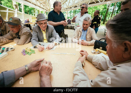 BELARUS, GOMEL - 9. Mai 2014: Aktive Rentner, alte Freunde und Freizeit, senior Männer Spaß haben und spielen Schach bei city Stockfoto