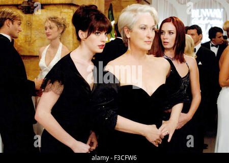 DER Teufel trägt PRADA 2006 Twentieth Century Fox Film. Von links: Anne Hathaway, Meryl Streep, Emily Blunt Stockfoto