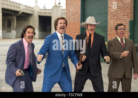 Moderator: Die Legende von RON BURGUNDY 2004 Dreamworks LLC Film mit Will Ferrell im blauen Anzug als Ron Burgundy Stockfoto