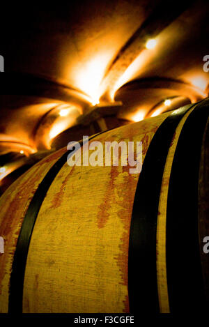 Weinfass gebeizt mit Rotwein Stockfoto