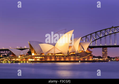 SYDNEY, Australien, 10. Juli 2015 - Sydney Opera House und Harbour Bridge in Sydney bei Sonnenuntergang. Legendären und weltweit bekannte Wahrzeichen der Stockfoto