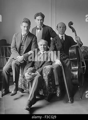 FRITZ KREISLER auf der linken Seite am 13. März 1917 mit Harold Bauer hinter Walter Damrosch und Pablo Casals Cello. Baines Foto Fotoservice Stockfoto