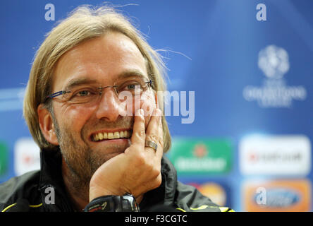 London, UK. 22. November 2011. Dortmunds Trainer Juergen Klopp spricht während einer Pressekonferenz im Emirates Stadium in London, England, 22. November 2011. Borussia Dortmund spielen FC Arsenal in der Champions League Gruppenspiele am 23. November 2011. Foto: FRISO GENTSCH/Dpa/Alamy Live News Stockfoto