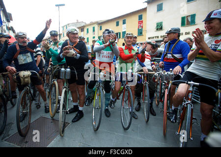 Toskana, Italien. 4. Oktober 2015. Radfahrer warten auf den Start der "Eroica" Radsport-Event für alte Fahrräder in das Chianti-Gebiet der Toskana, Italien, am 4. Oktober 2015. Mehr als 6.000 Radfahrer aus 66 Ländern tragen Vintage Radtrikots, Vintage Fahrrad gebaut 1987 oder früher, nahmen an der "Eroica'(heroic)-Radsport-Event durch die"Strade Bianche", die Schotterpisten des Chianti-Gebietes der Toskana. © Jin Yu/Xinhua/Alamy Live-Nachrichten Stockfoto
