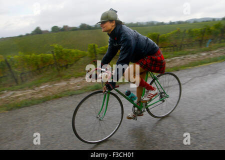 Toskana, Italien. 4. Oktober 2015. Ein Radfahrer fährt vorbei an einem Weinberg während der "Eroica" Radsport-Event für alte Fahrräder in das Chianti-Gebiet der Toskana, Italien, am 4. Oktober 2015. Mehr als 6.000 Radfahrer aus 66 Ländern tragen Vintage Radtrikots, Vintage Fahrrad gebaut 1987 oder früher, nahmen an der "Eroica'(heroic)-Radsport-Event durch die"Strade Bianche", die Schotterpisten des Chianti-Gebietes der Toskana. © Jin Yu/Xinhua/Alamy Live-Nachrichten Stockfoto