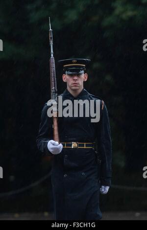 Ein US-Armee Grab Sentinel des 3. US Infanterie-Regiment steht Mahnwache in Regen am Grab des unbekannten in Arlington Staatsangehörig-Kirchhof 2. Oktober 2013 in Arlington, Virginia. Stockfoto