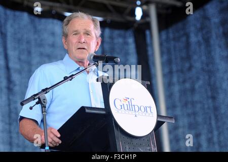 Ehemaliger US-Präsident George W. Bush spricht während der ersten Responder Gedenken anlässlich des 10. Jahrestags des Hurrikans Katrina im Jones Park 28. August 2015 in Gulfport, Louisiana. Der Präsident ist New Orleans anlässlich des zehnten Jahrestags des Hurrikan Katrina besuchen. Stockfoto