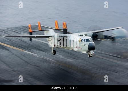 US Navy C-2A Greyhound Flugzeug landet auf dem Flugdeck der nuklearen Flugzeugträger Nimitz-Klasse USS Harry S. Truman 30. September 2015 im Gange in den Atlantik. Stockfoto