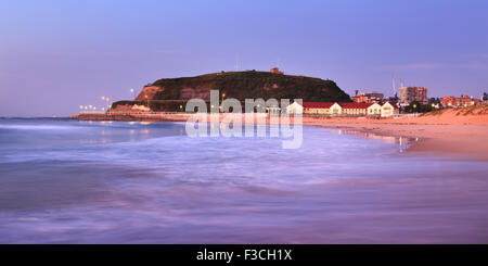 Badehaus am NObbys Beach in Newcastle, Australien, bei Sonnenaufgang Stockfoto