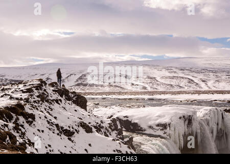 Wanderer am Gipfel der Wasserfall Godafoss in Island Stockfoto