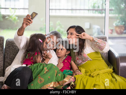 Asiatische indische Familie Selfie oder selbst fotografieren zu Hause. Eltern und Kinder indoor Lifestyle. Stockfoto