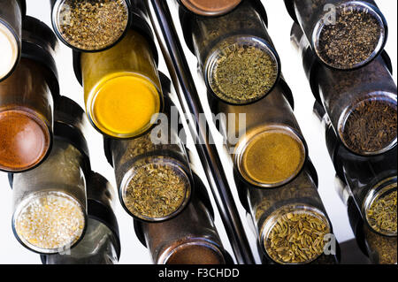 Glasflaschen in ein Gewürzregal. Stockfoto