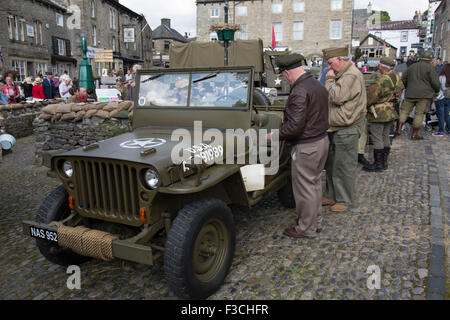 Grassington der 1940er Jahre Wochenend-Veranstaltung findet statt im Dorf Grassington in Yorkshire Dales, England, Großbritannien. Menschen vor Ort nehmen Sie an Masse Reenactment zum Gedenken an zweiter Weltkrieg Geist mit militärischen und Vintage Kleidung, Militärfahrzeuge und Tanz. Stockfoto