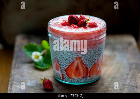 Erdbeer Smoothie mit Chia Samen pudding Stockfoto