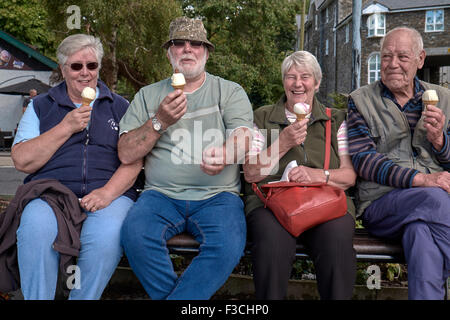 Leute essen Eis. Senioren genießen ein Eis an einem Tagesausflug. Cumbria England UK Stockfoto